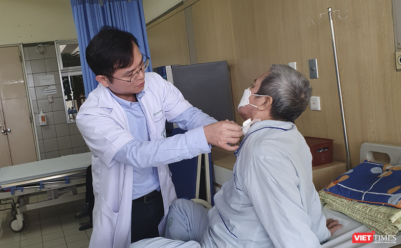 TS.BS Ngô Gia Khánh - Trưởng Khoa Phẫu thuật Lồng ngực và Mạch máu, Bệnh viện Bạch Mai thăm khám cho bệnh nhân sau phẫu thuật