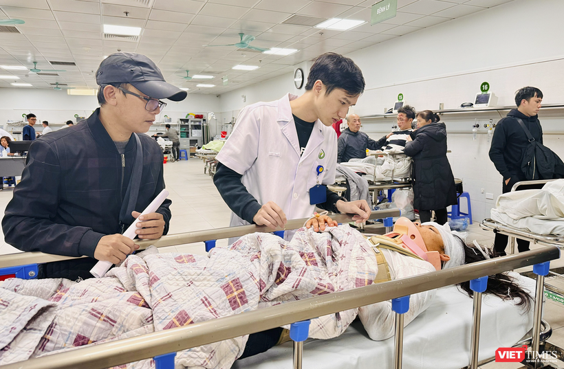 Nữ sinh bị đa chấn thương trong vụ sập trần gỗ trong trường học ở Nghệ An nhập viện tại Bệnh viện Hữu nghị Việt Đức (Hà Nội) để phẫu thuật cấp cứu.