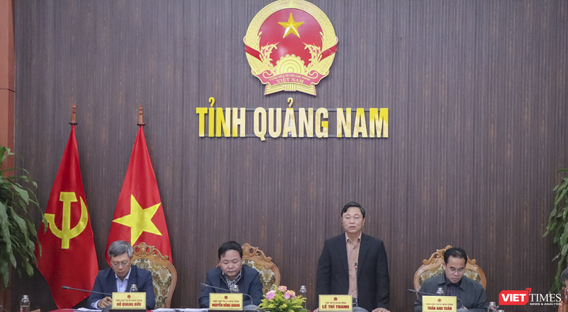 Ông Lê Trí Thanh - Chủ tịch UBND tỉnh Quảng Nam và các Phó Chủ tịch UBND tỉnh chủ trì họp báo về tình hình kinh tế - xã hội của tỉnh 