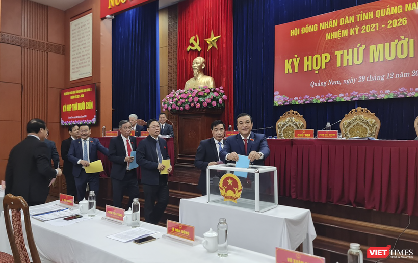 100% đại biểu HĐND tỉnh Quảng Nam đã biểu quyết đồng ý bãi nhiệm chức danh Phó Chủ tịch UBND tỉnh Quảng Nam đối với ông Trần Văn Tân.