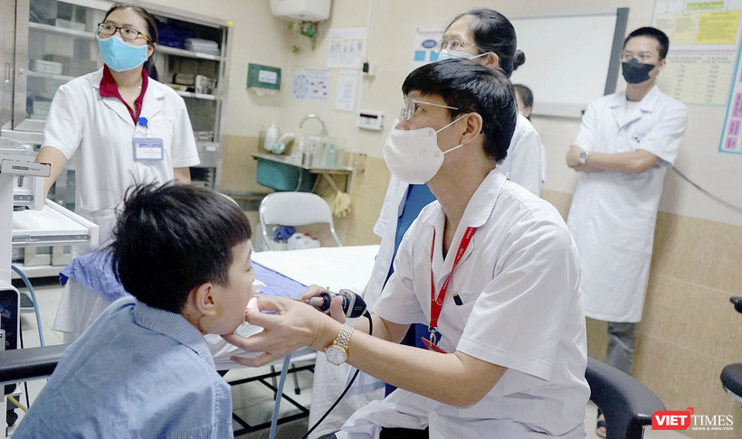 PGS.TS Phạm Tuấn Cảnh – Giám đốc Bệnh viện Tai Mũi Họng Trung ương - tái khám cho bệnh nhân sau ca mổ
