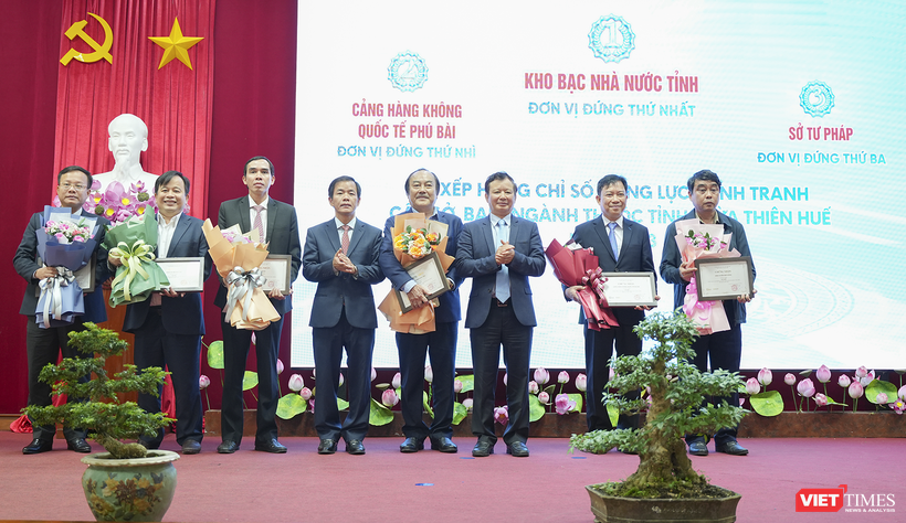 Lãnh đạo tỉnh Thừa Thiên Huế trao chứng nhận xếp hạng DDCI năm 2023 nhóm các sở, ban, ngành