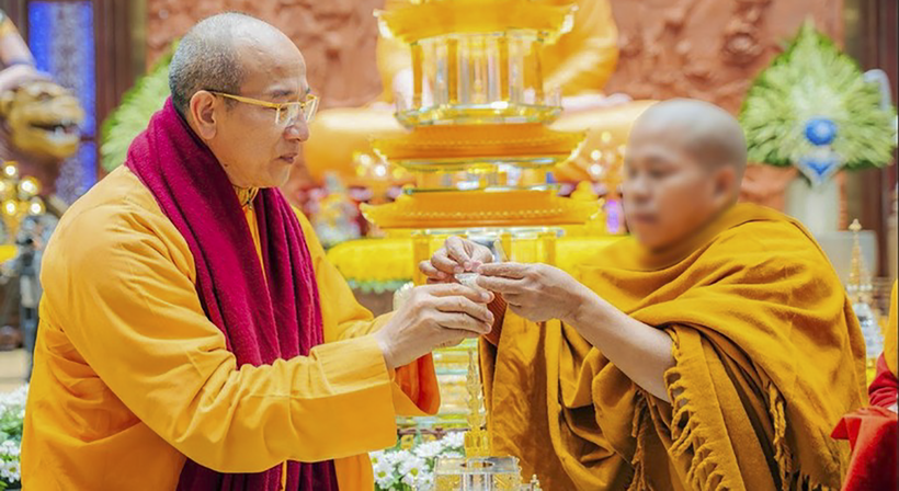 Đại đức Thích Trúc Thái Minh (trái) vừa bị Giáo hội họp áp dụng kỷ luật vì liên quan việc tổ chức trưng bày vật thể được cho là "xá-lợi tóc Đức Phật" cung thỉnh từ Myanmar về chùa Ba Vàng (Ảnh GNO)