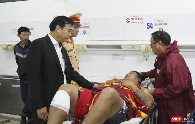 Ông Lê Trung Chinh - Chủ tịch UBND TP Đà Nẵng - thăm hỏi, động viên các nạn nhân đang điều trị tại bệnh viện