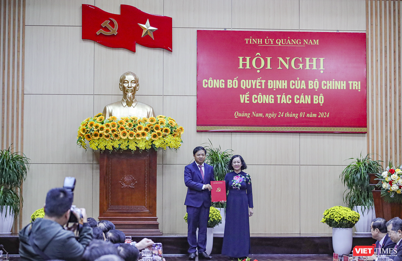 Bà Trương Thị Mai - Ủy viên Bộ Chính trị, Thường trực Ban Bí thư, Trưởng Ban Tổ chức Trung ương - trao quyết định phân công ông Lương Nguyễn Minh Triết giữ chức Bí thư Tỉnh ủy Quảng Nam nhiệm kỳ 2020-2025.