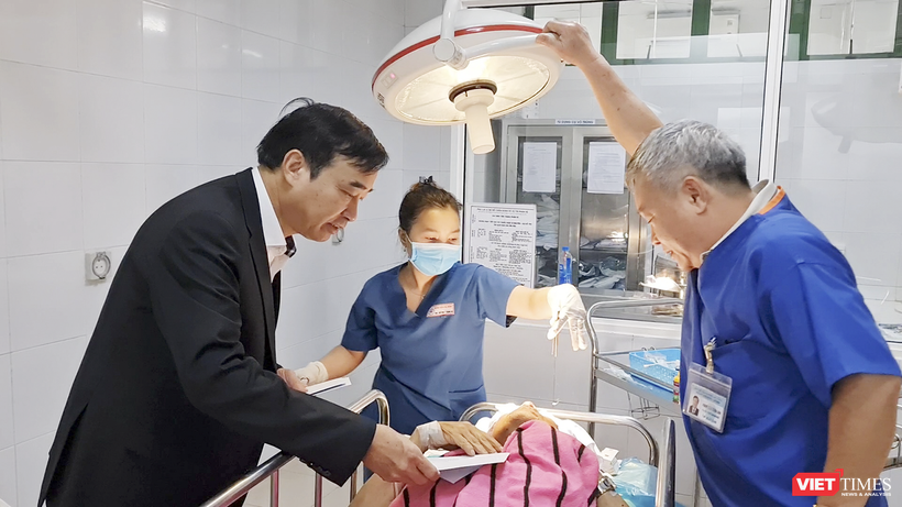 Ông Lê Trung Chinh - Chủ tịch UBND TP Đà Nẵng - thăm hỏi, động viên các nạn nhân đang điều trị tại bệnh viện 