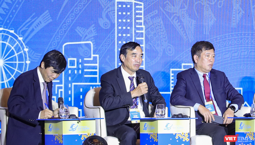 Ông Lê Trung Chinh (giữa) - Chủ tịch UBND TP Đà Nẵng phát biểu tại phiên đối thoại thứ nhất với chủ đề “Khơi thông nguồn lực hợp tác quốc tế thúc đẩy phát triển kinh tế xã hội”