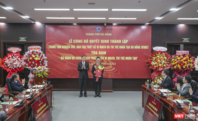 ông Lê Trung Chinh - Chủ tịch UBND TP Đà Nẵng trao quyết định thành lập DSAC và bổ nhiệm Giám đốc DSAC cho ông Lê Hoàng Phúc.