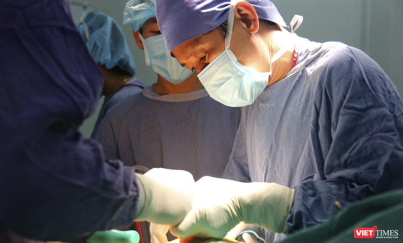 Các bác sĩ Bệnh viện hữu nghị Việt Đức đang phẫu thuật thay khớp háng cho bệnh nhân.