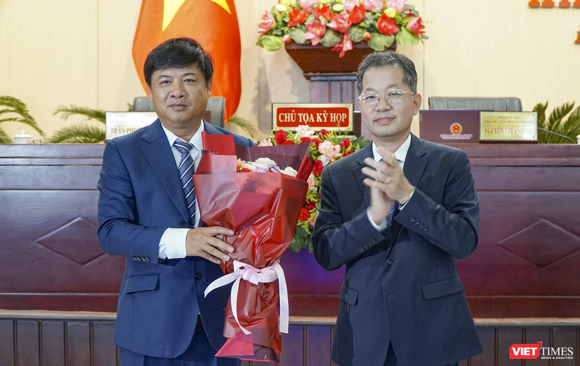 Ông Nguyễn Văn Quảng (bên phải)- Bí thư Thành ủy Đà Nẵng tặng hoa cho ông Lương Nguyễn Minh Triết.