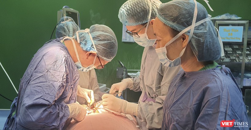 Các bác sĩ Khoa Ngoại lồng ngực - Bệnh viện Đà Nẵng đang phẫu thuật cho bệnh nhân.