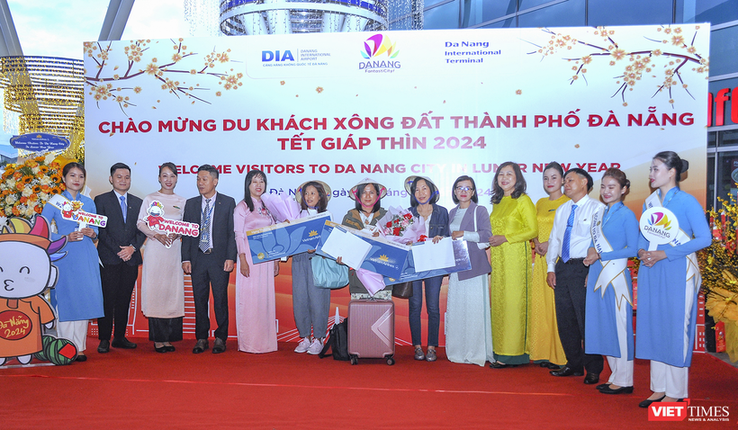 Lễ đón du khách quốc tế đầu tiên xông đất Đà Nẵng trong ngày Mồng 1 Tết Nguyên đán Giáp Thìn 2024