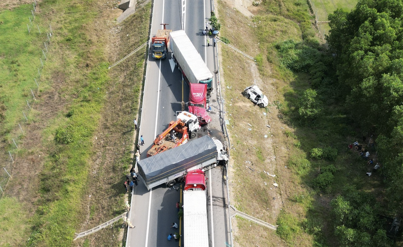 Hiện trường vụ tai nạn giao thông xảy ra ngày 18/2 trên tuyến cao tốc Cam Lộ - La Sơn.