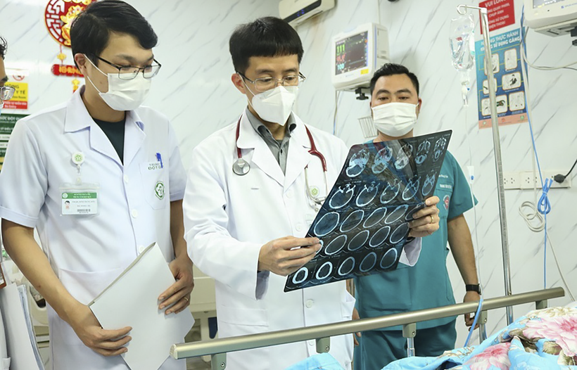 PGS.TS. Mai Duy Tôn - Giám đốc Trung tâm Đột quỵ, Bệnh viện Bạch Mai (đứng giữa) đang thăm khám cho bệnh nhân