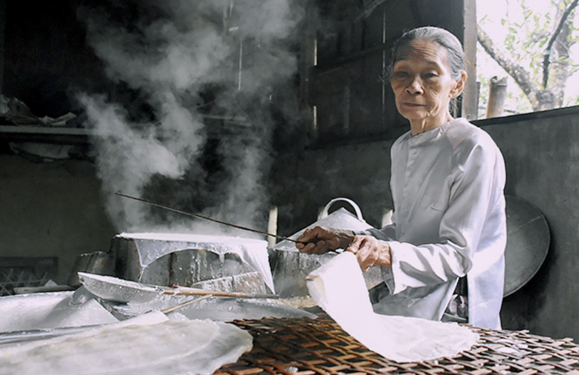 Nghệ nhân làng nghề thủ công truyền thống làm bánh tráng Túy Loan (xã Hòa Phong, huyện Hòa Vang, Đà Nẵng. (Ảnh Thanh Thảo-danang.gov.vn)