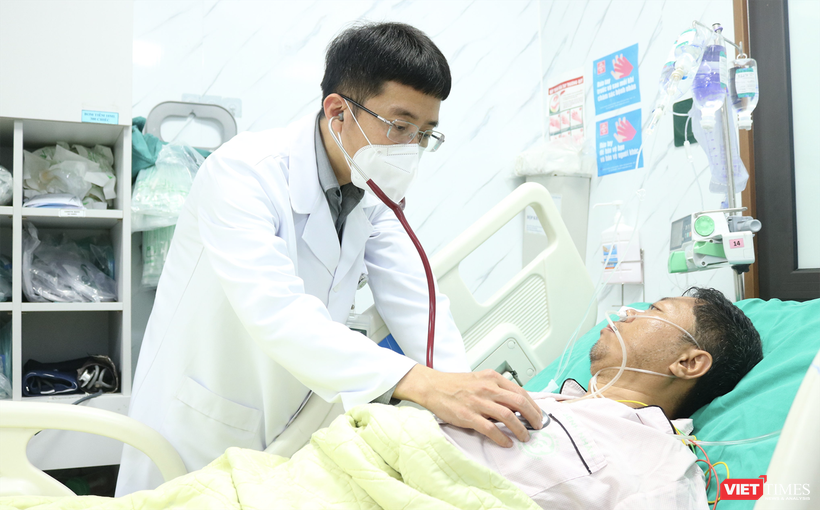 PGS.TS. Mai Duy Tôn - Giám đốc Trung tâm Đột quỵ, Bệnh viện Bạch Mai đang thăm khám cho bệnh nhân