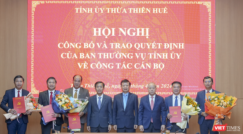 Bí thư Tỉnh ủy Thừa Thiên Huế Lê Trường Lưu (thứ tư từ phải qua) và Chủ tịch UBND tỉnh Thừa Thiên Huế Nguyễn Văn Phương (thứ tư từ trái qua) trao quyết định cho các cán bộ được luân chuyển