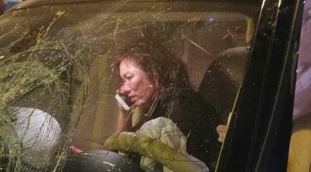 Bà Nguyễn Thị Nga ngồi trong xe ngay sau khi tai nạn vừa xảy ra.