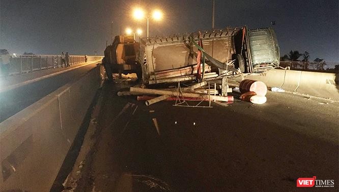 Chiếc xe tải lật ngang giữa đường khi đang đổ dốc cầu Phú Mỹ thuộc địa bàn quận 2 khiến giao thông trên trục huyết mạch từ quận 7 sang quận 2 gần như tê liệt đêm qua (11/6/2019)