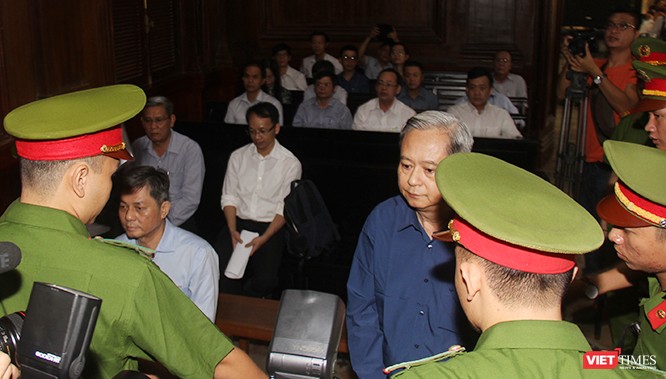 Các bị cáo Nguyễn Hữu Tín và Đào Anh Kiệt trong vòng vây của cảnh sát bảo vệ tại tòa. Ảnh: GVT.