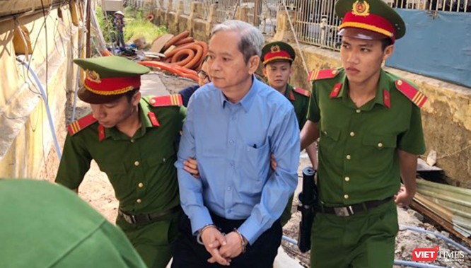 Ông Nguyễn Hữu Tín được dẫn giải rời tòa về trại giam sau khi bị tuyên phạt 7 năm tù giam. Ảnh:GVT.