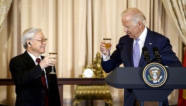Ông Joe Biden, khi đó là Phó Tổng thống, nâng ly chúc mừng Tổng Bí thư Nguyễn Phú Trọng trong buổi tiệc chào mừng chuyến thăm lịch sử của ông Trọng tháng 7 năm 2015. Ảnh: Reuters.