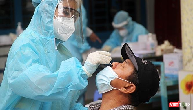 Lấy mẫu xét nghiệm dịch mũi để rà soát dịch Covid tại phường 1, Quận Bình Thạnh, TP.HCM sáng ngày 6/7/2021. Ảnh: GVT