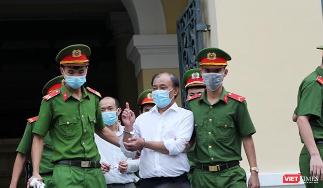 Bị cáo Lê Tấn Hùng được dẫn giải về trại giam sau phiên sơ thẩm chiều 18/12/2021. Ảnh: GVT.