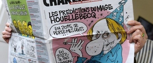 Một người đang đọc tờ báo Charlie Hebdo - Ảnh chụp màn hình