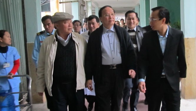 Ông Tô Huy Rứa - Trưởng ban Tổ chức Trung ương cùng lãnh đạo TP Đà Nẵng vào thăm ông Nguyễn Bá Thanh sáng 13-1