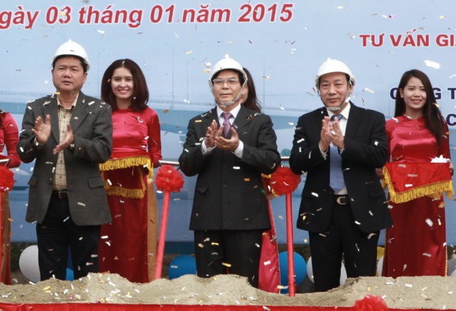 Bộ trưởng Đinh La Thăng (bìa trái), thứ trưởng Nguyễn Hồng Trường (bìa phải) cùng lãnh đạo Hải Dương làm thủ tục phát lệnh khởi công hai cầu Tràng Thưa và Cống Neo 