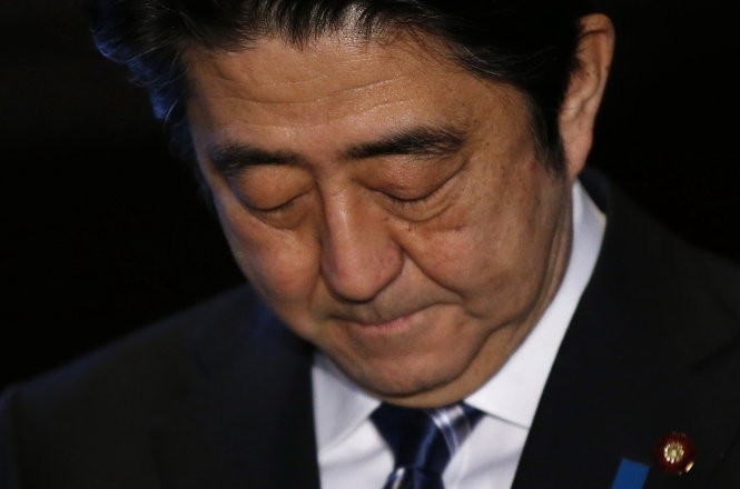 Thủ tướng Abe đang chịu rất nhiều áp lực