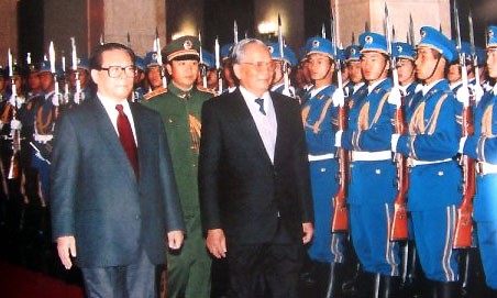 Ngày 9/11/1993 tại Đại lễ đường nhân dân Bắc Kinh, Chủ tịch nước Trung Quốc Giang Trạch Dân tổ chức lễ đón, chào mừng Chủ tịch nước Việt Nam Lê Đức Anh