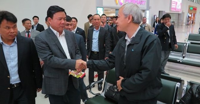 Bộ trưởng Đinh La Thăng chia tay hành khách của Vietjet đáp chuyến muộn đêm 30 Tết. Ảnh: mt.gov.vn