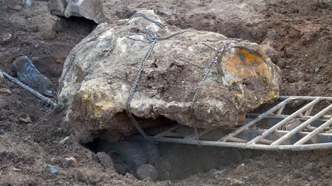 Tảng đá đang được PC46 Công an tỉnh Đắk Nông tạm giữ được cho là có giá hàng chục tỉ đồng