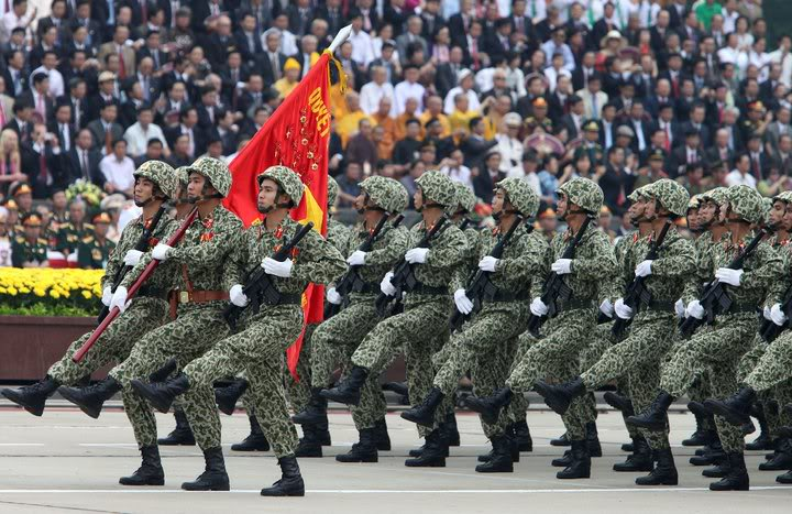 Mitting, diễu hành, diễu binh là nghi lễ quan trọng nhất trong các chương trình mừng 40 năm ngày thống nhất nước. Ảnh minh họa