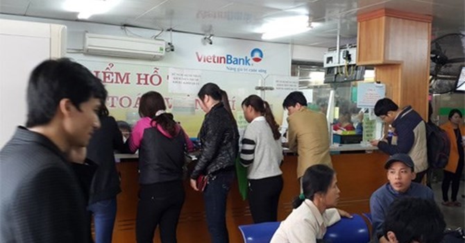 Bệnh nhân khám theo yêu cầu tại Khoa Khám bệnh của BV Bạch Mai phải làm thẻ ATM của Ngân hàng VietinBank thì mới được khám 