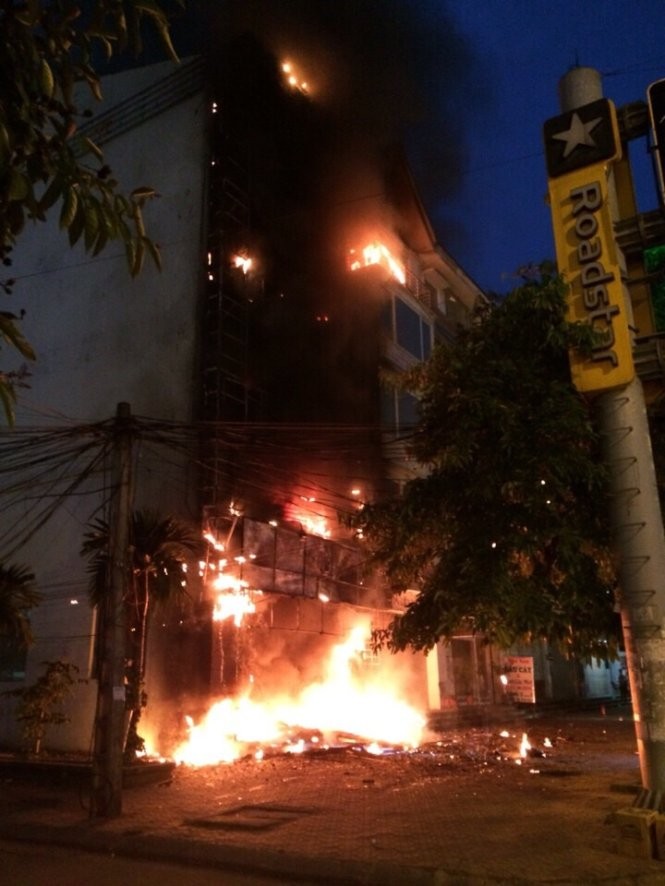 Cháy dữ dội tại Phòng Giao dịch số 8, Ngân hàng Thương mại Cổ phần Quốc dân (NCB) (quận Cầu Giấy, Hà Nội) 