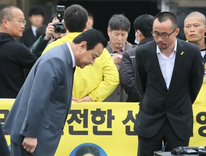 Thủ tướng Hàn Quốc Lee Wan-Koo cúi đầu trong lễ kỷ niệm một năm thảm họa chìm phà Sewol - Ảnh: Reuters 