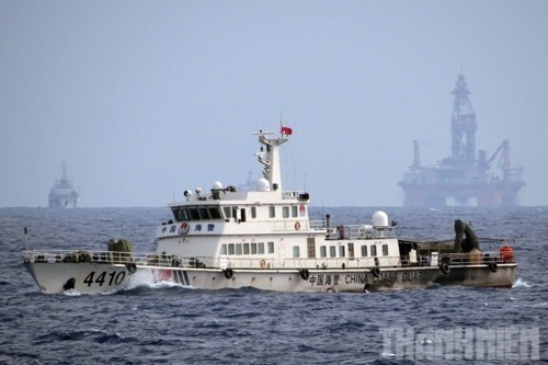 Các tàu hộ tống Trung Quốc co cụm quanh giàn khoan Hải Dương - 981 khi giàn khoan này hạ đặt trái phép trong vùng biển Việt Nam tháng 5.2014