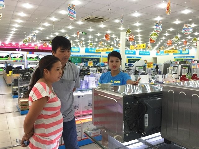 Khách hàng đang chọn mua sản phẩm tại siêu thị Điện máy Xanh Quang Trung, Gò Vấp - Ảnh: Chí Thịnh