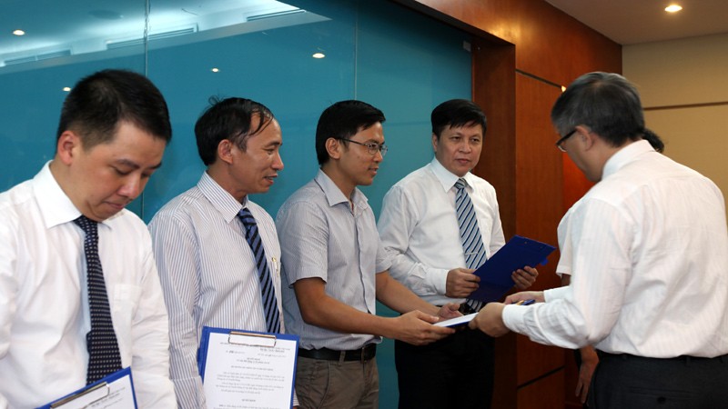 Tổng biên tập Phạm Anh Tuấn (thứ 2 từ phải sang) nhận quyết định từ Thứ trưởng Bộ TT&TT Lê Nam Thắng.