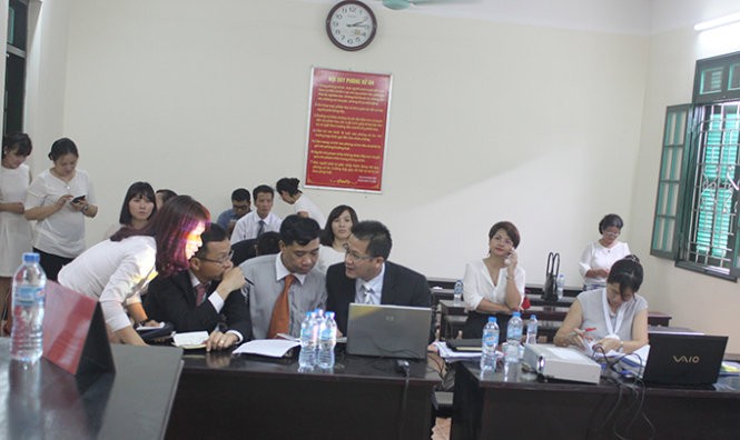 Bà Lê Xuân Hoa (đại diện nguyên đơn, ngồi bàn bên phải) và bị đơn (bàn bên phải) tại tòa ngày 12-6