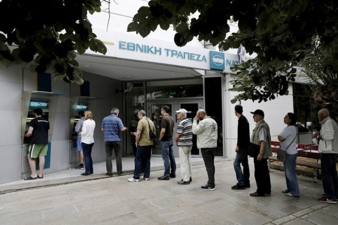 Bị rút tiền ồ ạt vì lo vỡ nợ, ATM ở Hy Lạp cạn tiền