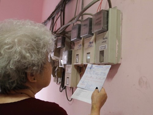 Nhiều người dân bức xúc vì hóa đơn tiền điện tăng vọt bất thường trong tháng qua - Ảnh: Bạch Dương 