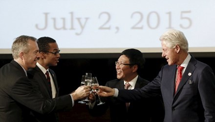 Cựu Tổng thống Bill Clinton nâng ly chúc mừng Phó Thủ tướng kiêm Bộ trưởng Ngoại giao Phạm Bình Minh, bạn đời của đại sứ, Clayton Bond và Đại sứ Mỹ tại Việt Nam Ted Osius (thứ tự từ phải sang). Ảnh: Reuters