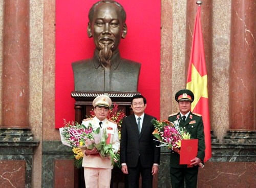 Chủ tịch nước Trương Tấn Sang trao quyết định thăng quân hàm từ Trung tướng lên Thượng tướng cho ông Bùi Quang Bền và Phương Minh Hòa