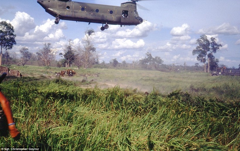 Máy bay trực thăng Chinook CH-47 chở pháo 105mm tới một căn cứ của Mỹ ở nam Việt Nam