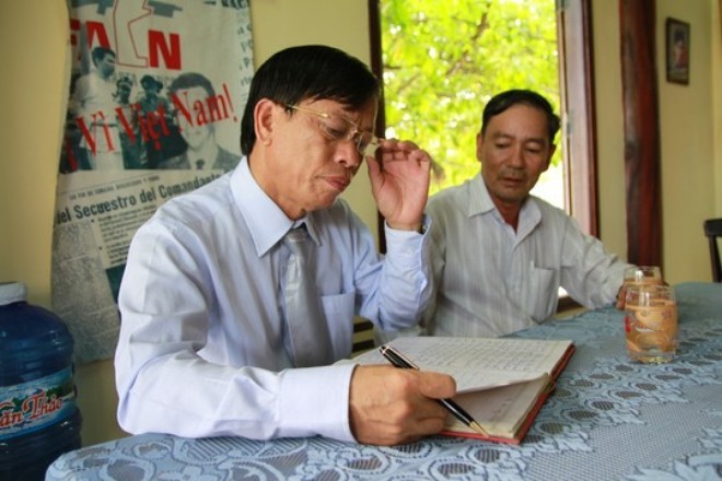Bộ Chính trị đã đồng ý chủ trương để ông Lê Phước Thanh (đeo kính) thôi giữ chức Bí thư Tỉnh ủy Quảng Nam. Ảnh Tr. Thường