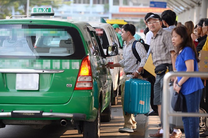 Hành khách đón taxi tại sân bay Tân Sơn Nhất, TP.HCM